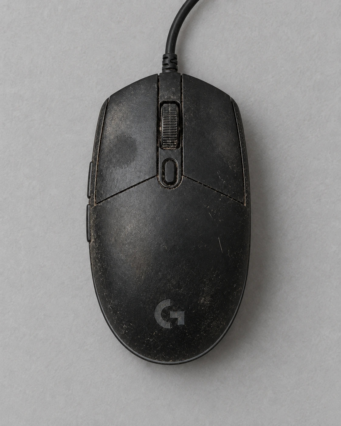 수리 전 G102: 사용감이 남은 표면과 휠, 버튼 틈새의 오염을 표현한 이미지